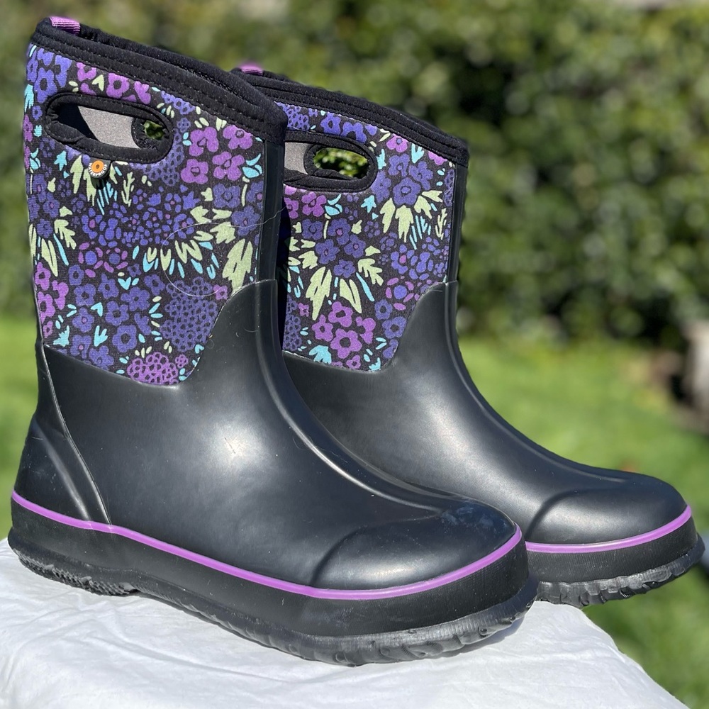 New Bogs Youth Size 6 Purple
